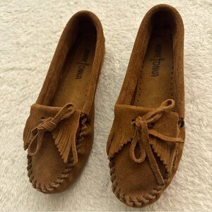 Minnetonka Moccasins Women’s Kilty Hardsole Dusty Brown Shoe - Size 6.5